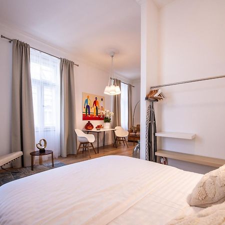 Modern Downtown Apt - Renovated, On Ideal Location Prague Exterior photo
