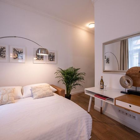 Modern Downtown Apt - Renovated, On Ideal Location Prague Exterior photo