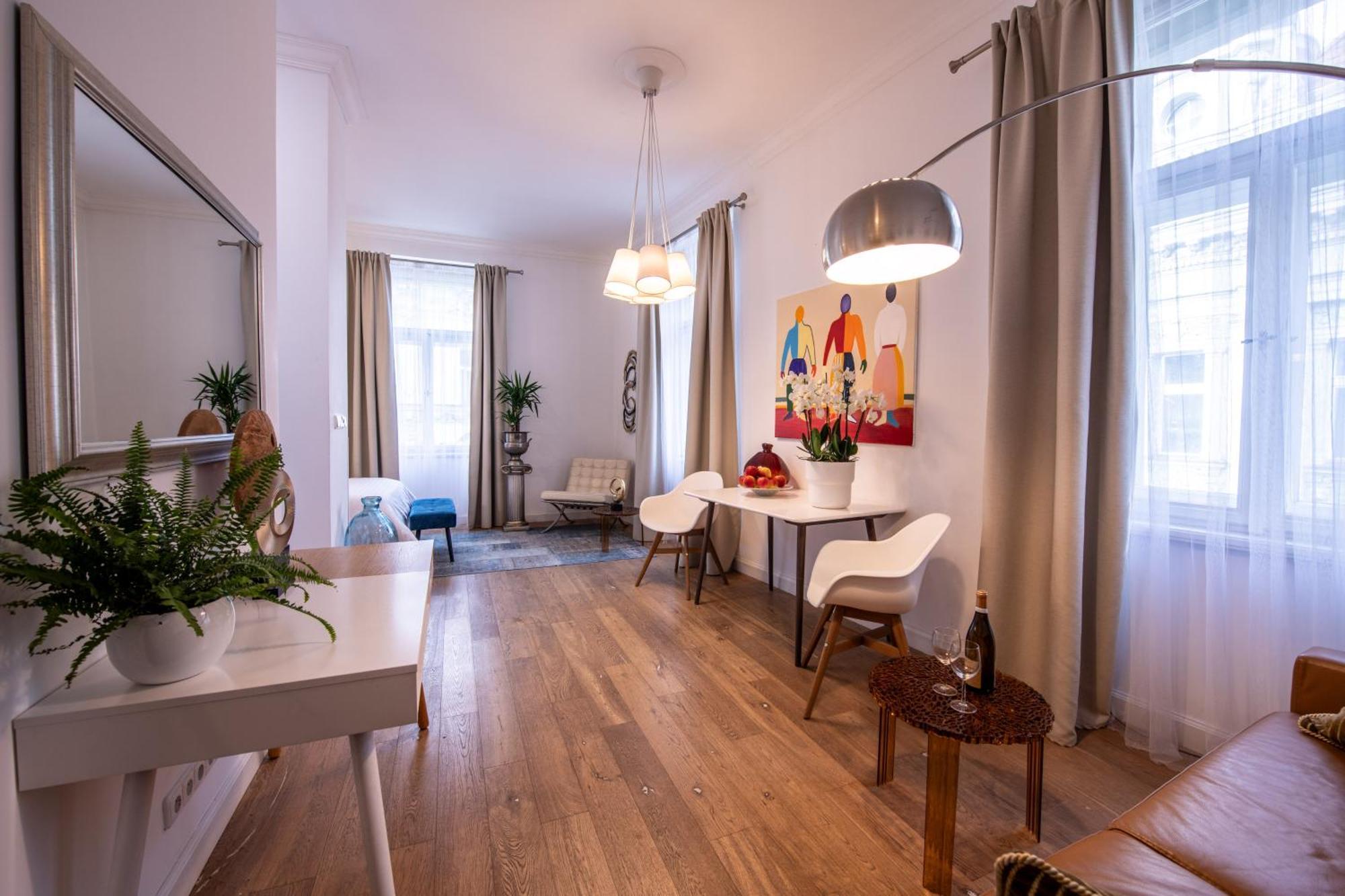Modern Downtown Apt - Renovated, On Ideal Location Prague Exterior photo
